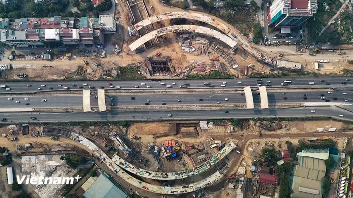 Công trình trọng điểm mang tính kết nối chiến lược này được kỳ vọng sẽ giảm ùn tắc, tăng kết nối giao thông khu vực phía Tây Hà Nội và tạo bệ phóng phát triển đô thị cho thành phố. (Ảnh: Hoài Nam/Vietnam+)