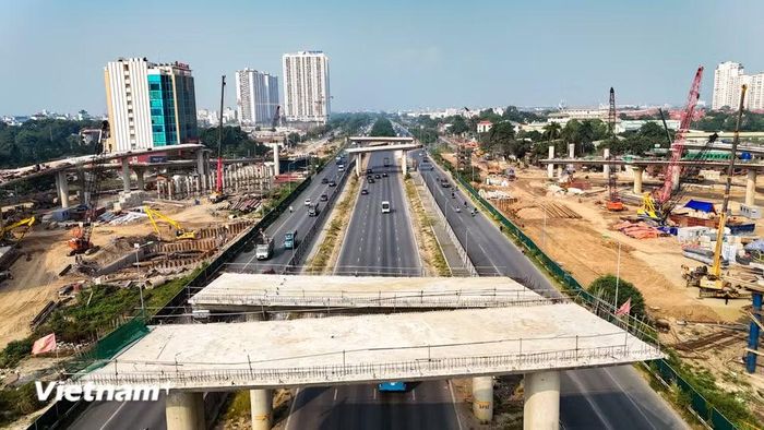 Một phần Đại lộ Thăng Long và cao tốc Hà Nội - Hòa Lạc đã được rào chắn, phân luồng để phục vụ thi công. (Ảnh: Hoài Nam/Vietnam+)