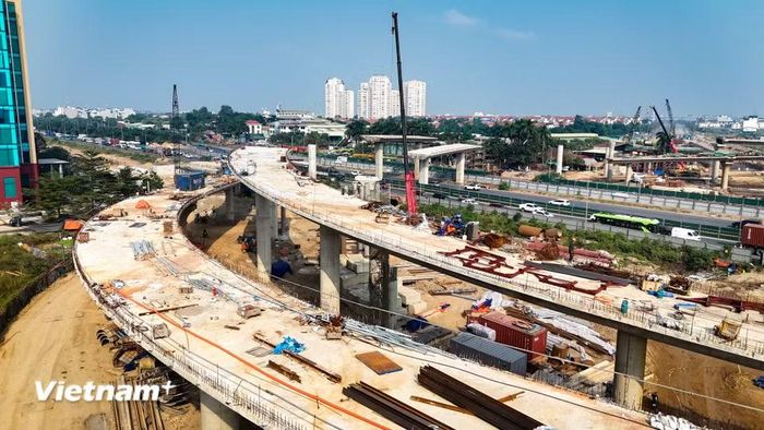 Trước khi dự án được triển khai, khu vực giao cắt giữa hai tuyến đường này từng là điểm nghẽn giao thông kéo dài nhiều năm, đặc biệt trong bối cảnh khu vực hai bên tuyến tiếp tục phát triển đô thị và dân cư ngày càng đông đúc. (Ảnh: Hoài Nam/Vietnam+)
