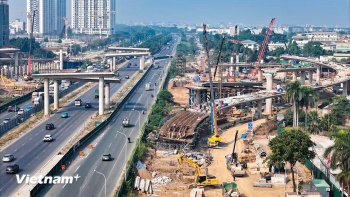 Theo ghi nhận vào cuối tháng 10, công trường hoạt động nhộn nhịp với hàng loạt máy móc cỡ lớn và công nhân. (Ảnh: Hoài Nam/Vietnam+)