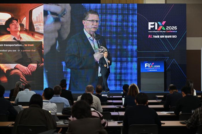 Bài phát biểu của diễn giả Brian McMurray tới từ Trung tâm Kỹ thuật của hãng General Motors ở Hàn Quốc. (Ảnh: AVING News)