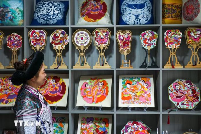 Tranh vẽ của các "họa sỹ nông dân" được trưng bày tại huyện Thủy Thành, tỉnh Quý Châu, Trung Quốc. (Ảnh: THX/TTXVN phát)
