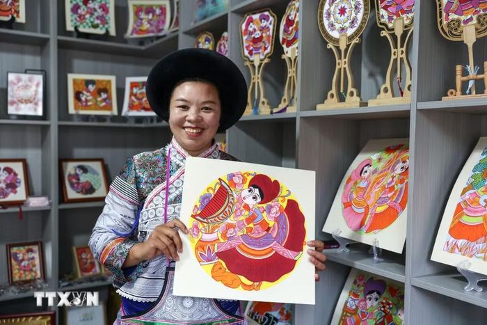 Tranh vẽ của các "họa sỹ nông dân" được trưng bày tại huyện Thủy Thành, tỉnh Quý Châu, Trung Quốc. (Ảnh: THX/TTXVN phát)
