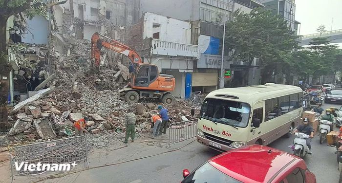 Hoạt động phá dỡ nhà cũ ở ven đường Giải Phóng. (Ảnh: PV/Vietnam+)