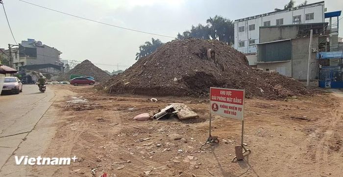 Chất thải, phế thải xây dựng tại khu vực giải phóng mặt bằng trên địa bàn phường Hoàng Mai. (Ảnh: PV/Vietnam+)