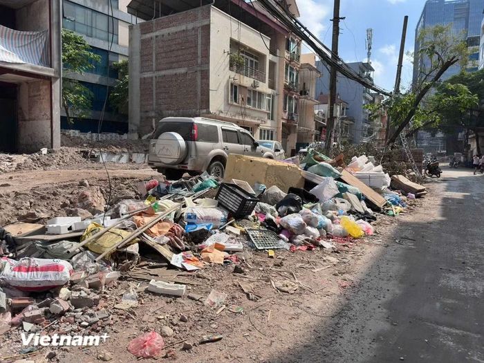 Rác chất ven đường ở ngõ 381 Nguyễn Khang. (Ảnh: Long Vũ/Vietnam+)