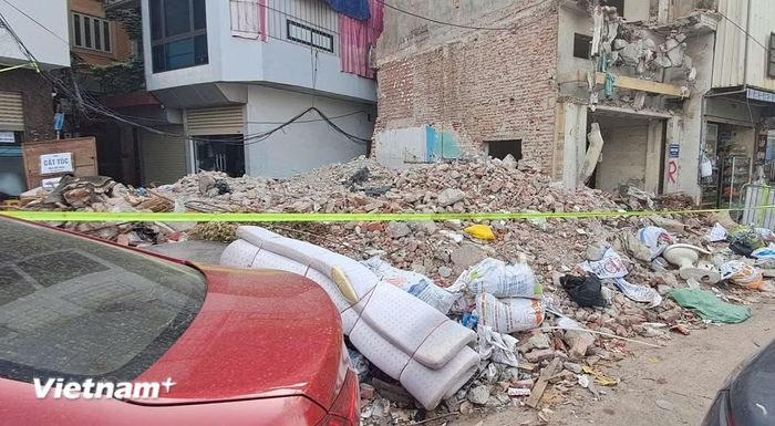 Phế thải xây dựng lẫn với rác thải sinh hoạt, chất thải rắn khác. (Ảnh: PV/Vietnam+)