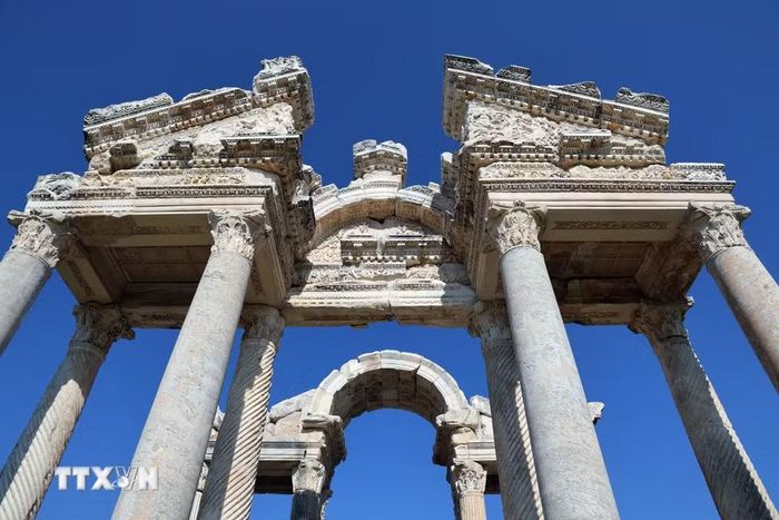 Những tàn tích kiến trúc tại thành phố cổ Aphrodisias, huyện Karacasu, tỉnh Aydin, Thổ Nhĩ Kỳ. (Ảnh: THX/TTXVN phát)
