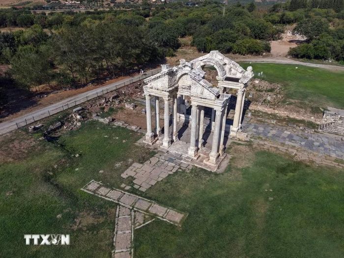Tàn tích kiến trúc tại thành phố cổ Aphrodisias, huyện Karacasu, tỉnh Aydin, Thổ Nhĩ Kỳ. (Ảnh: THX/TTXVN phát)