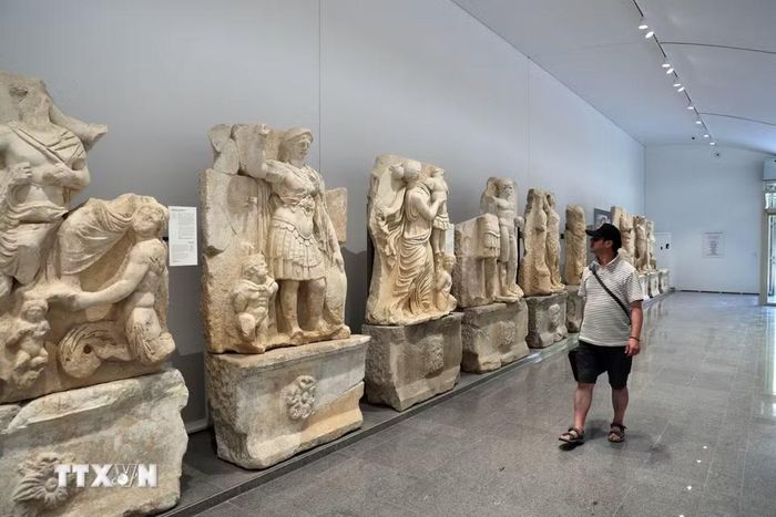 Du khách tham quan Bảo tàng Aphrodisias ở Karacasu, tỉnh Aydin, Thổ Nhĩ Kỳ. (Ảnh: THX/TTXVN phát)