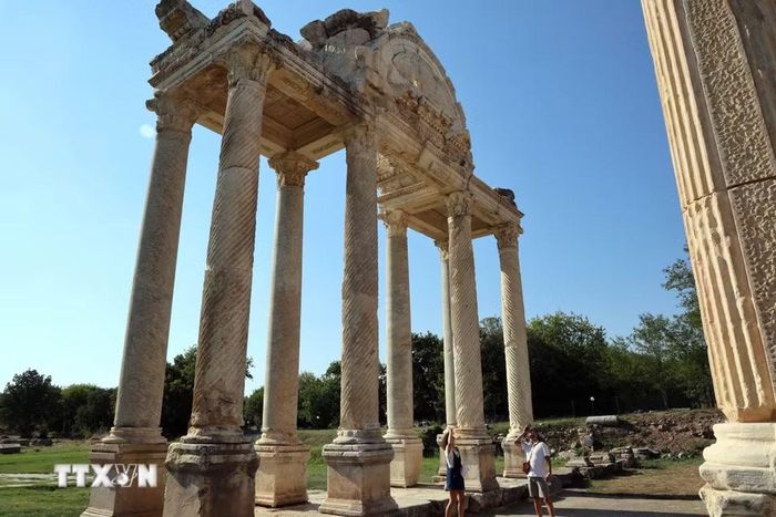 Tàn tích kiến trúc tại thành phố cổ Aphrodisias, huyện Karacasu, tỉnh Aydin, Thổ Nhĩ Kỳ. (Ảnh: THX/TTXVN phát)