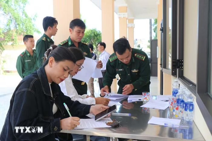 Đồn biên phòng cửa khẩu Cảng Sa Kỳ (Quảng Ngãi) tổ chức cho doanh nghiệp, người làm hậu cần nghề cá ký cam kết không tiếp tay cho tàu cá vi phạm. (Ảnh: Phạm Cường/TTXVN)