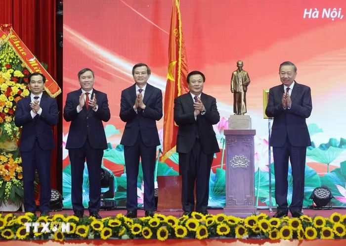 Tổng Bí thư, Chủ tịch nước Tô Lâm tặng bức tượng Chủ tịch Hồ Chí Minh cho Hội đồng Lý luận Trung ương. (Ảnh: Thống Nhất/TTXVN)