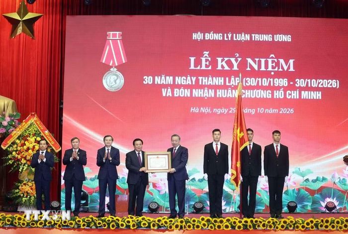 Tổng Bí thư, Chủ tịch nước Tô Lâm trao Huân chương Hồ Chí Minh tặng Hội đồng Lý luận Trung ương. (Ảnh: Thống Nhất/TTXVN)
