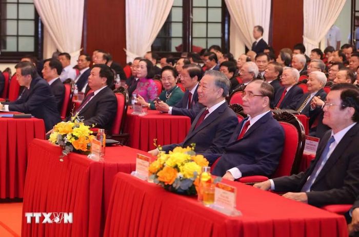 Tổng Bí thư, Chủ tịch nước Tô Lâm cùng các đồng chí lãnh đạo, nguyên lãnh đạo Đảng, Nhà nước dự buổi lễ. (Ảnh: Văn Điệp/TTXVN)