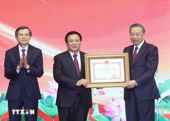 Tổng Bí thư, Chủ tịch nước Tô Lâm trao Huân chương Hồ Chí Minh tặng Hội đồng Lý luận Trung ương. (Ảnh: Thống Nhất/TTXVN)
