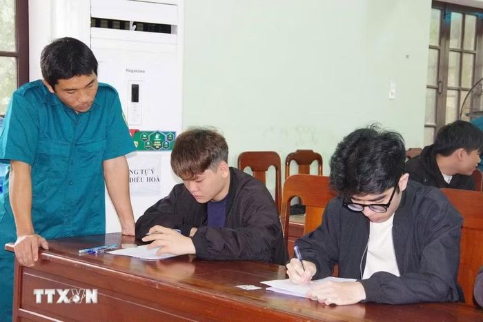 Không khí tại các điểm sơ khám nghĩa vụ quân sự trên địa bàn thành phố Huế diễn ra nghiêm túc. (Ảnh: Mai Trang/TTXVN)