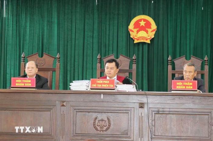 Hội đồng xét xử tại phiên tòa. (Ảnh: Hữu Chí/TTXVN)