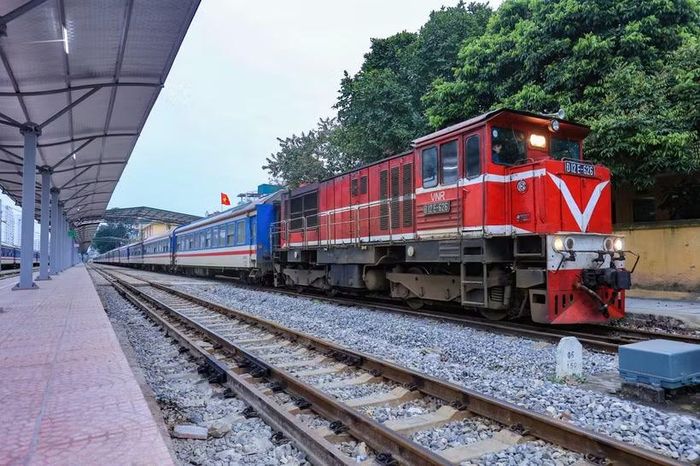 Một đoàn tàu chở khách của Tập đoàn Đường sắt quốc gia Việt Nam. (Ảnh: Việt Hùng/Vietnam+)