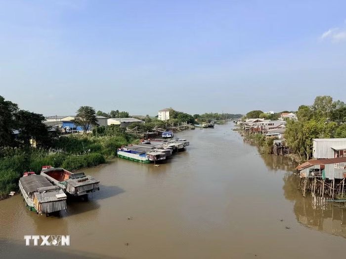 Các phương tiện đường thủy trên kênh Vĩnh Tế, đoạn qua phường Tịnh Biên, tỉnh An Giang. (Ảnh: Thanh Sang/TTXVN)
