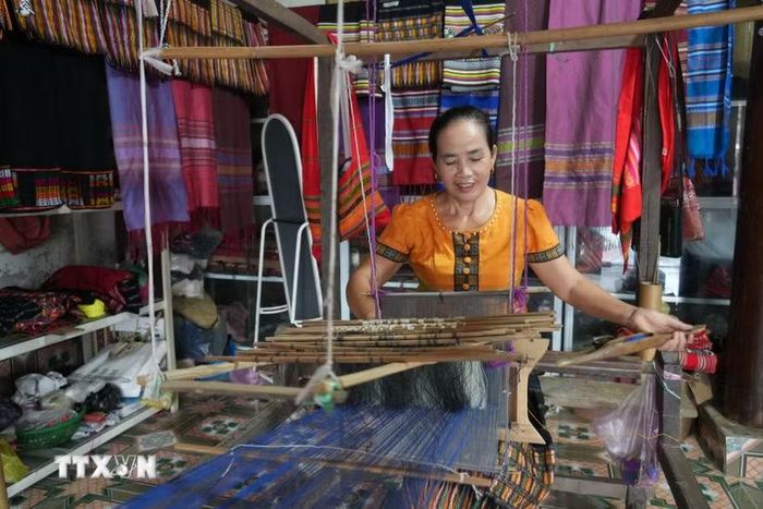 Ở bản Xiềng, xã Môn Sơn, những khung cửi truyền thống đang góp phần lưu giữ nét văn hóa đặc sắc của đồng bào Thái, đồng thời trở thành điểm nhấn trong hành trình khám phá du lịch cộng đồng. (Ảnh: Bích Huệ/TTXVN)