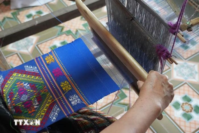 Ở bản Xiềng, xã Môn Sơn những khung cửi truyền thống đang góp phần lưu giữ nét văn hóa đặc sắc của đồng bào Thái, đồng thời trở thành điểm nhấn trong hành trình khám phá du lịch cộng đồng. (Ảnh: Bích Huệ/TTXVN)