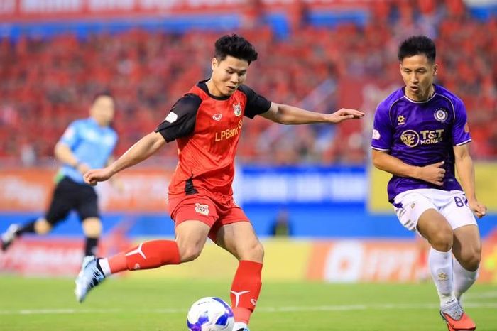 Hà Nội FC (áo tím) tiếp đón Ninh Bình ở trận cầu tâm điểm của vòng 6 V-League 2026/27. (Ảnh: VPF)