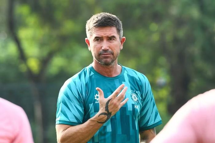 Huấn luyện viên Harry Kewell sẽ bị cấm chỉ đạo ở trận gặp Ninh Bình. (Ảnh: hanoifc)