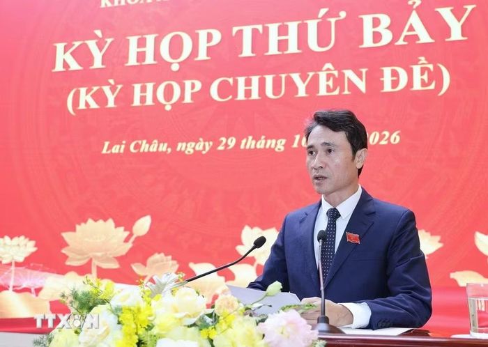 Phó Chủ tịch Ủy ban Nhân dân tỉnh Lai Châu Hà Trọng Hải báo cáo các tờ trình tại kỳ họp. (Ảnh: Quý Trung/TTXVN)