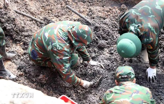 Cán bộ, chiến sỹ đội K74 tìm kiếm, quy tập hài cốt liệt sỹ tại công viên Lê Thị Riêng. (Ảnh: Xuân Khu/TTXVN)