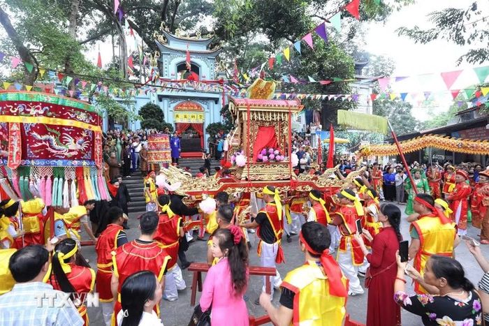 Lễ rước phụng nghinh về đến cửa đền Công đồng Bắc Lệ. (Ảnh: Anh Tuấn/TTXVN)