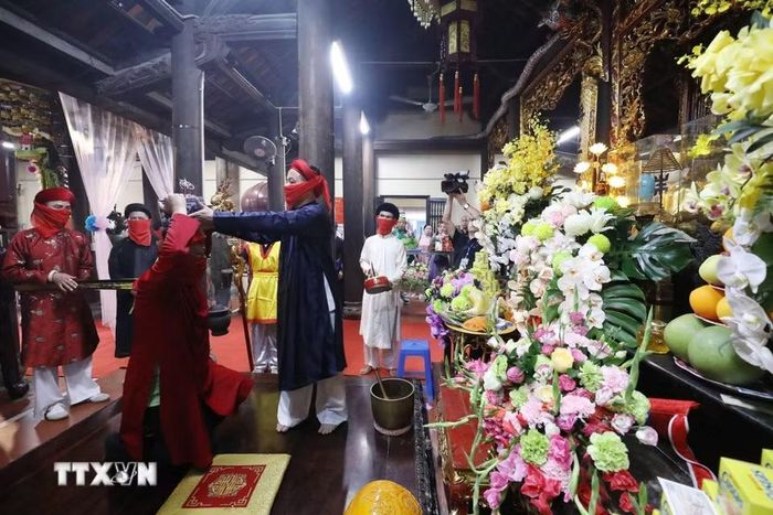 Nghi lễ đón bát hương sau khi rước về đền Công đồng Bắc Lệ. (Ảnh: Anh Tuấn/TTXVN)