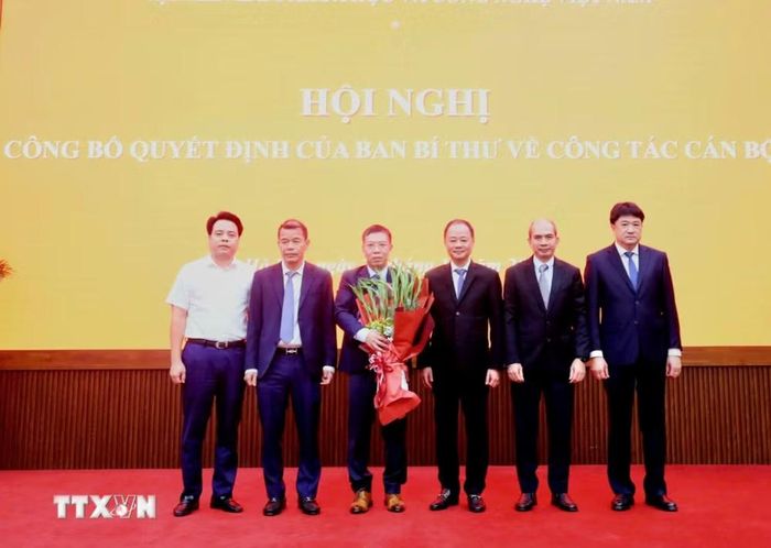 Giáo sư, Tiến sỹ Trần Đại Lâm nhận hoa chúc mừng của lãnh đạo Viện Hàn lâm Khoa học và Công nghệ Việt Nam. (Ảnh: Thu Phương/TTXVN)