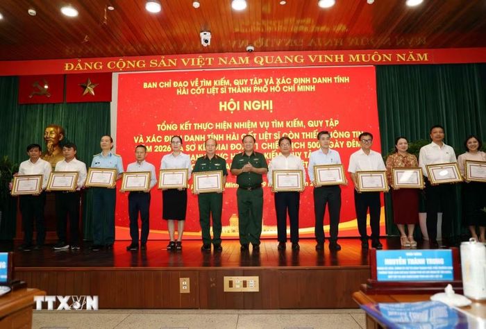 Tặng Bằng khen của Chủ tịch Ủy ban Nhân dân thành phố cho đại diện các tập thể và cá nhân có thành tích xuất sắc trong triển khai giai đoạn 1 Chiến dịch 500 ngày đêm. (Ảnh: Xuân Khu/TTXVN)