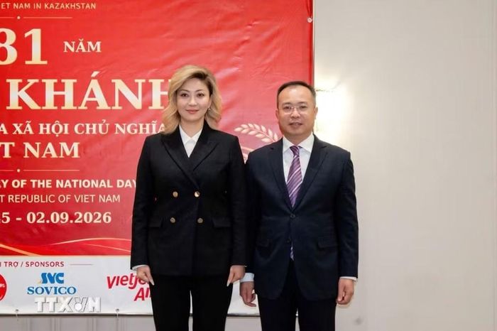 Đại sứ Nguyễn Thành Lê và Thứ trưởng thứ nhất Bộ Thương mại và Hội nhập Kazakhstan Aizhan Bizhanova. (Ảnh: TTXVN phát)