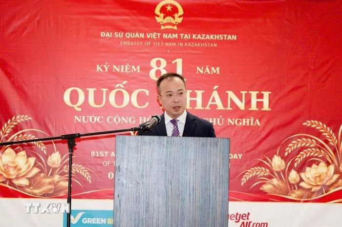 Đại sứ Việt Nam tại Kazakhstan Nguyễn Thành Lê phát biểu về ý nghĩa lịch sử của ngày 2/9/1945. (Ảnh: TTXVN phát)