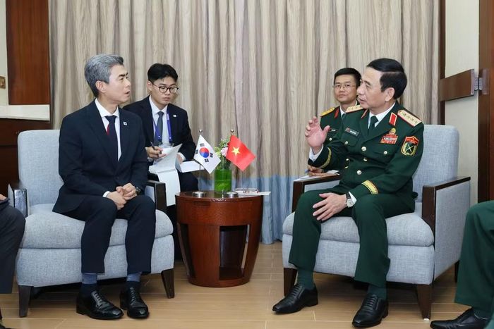 Đại tướng Phan Văn Giang gặp song phương Bộ trưởng Quốc phòng Hàn Quốc Kang Shin-chul. (Ảnh: Phương Thảo)