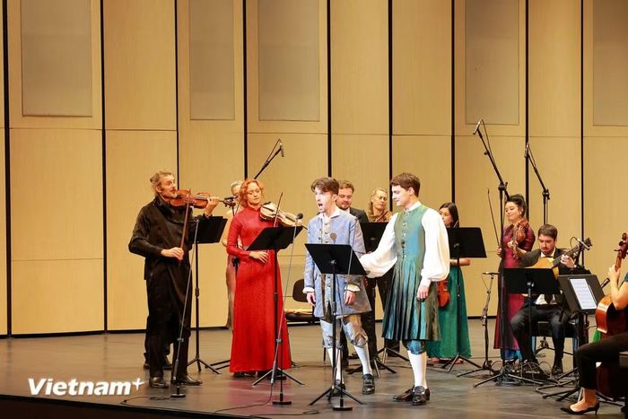 Dưới sự chỉ huy của Nhạc trưởng Stefan Plewniak (bìa trái), Dàn nhạc Nhà hát Opera Hoàng gia Versailles sẽ biểu diễn cùng ba giọng ca Théo Imart (countertenor), Marie Zaccarini (soprano), Stéphane Wolf (countertenor). (Ảnh: CTV/Vietnam+)