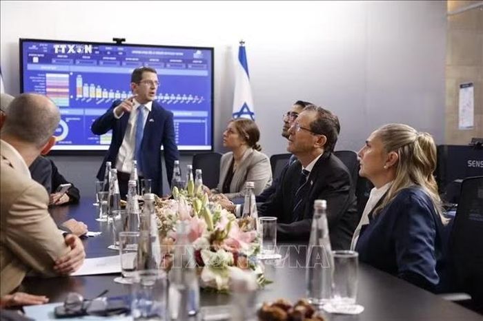 Tổng thống Israel Isaac Herzog có mặt tại Ủy ban Bầu cử Trung ương tại tòa nhà Quốc hội (Knesset) ở Jerusalem. Ảnh: TTXVN phát