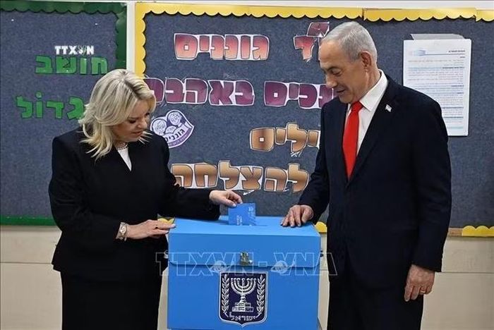 Thủ tướng Israel Benjamin Netanyahu và phu nhân Sara Netanyahu bỏ phiếu tại một điểm bầu cử ở Jerusalem ngày 27/10/2026. Ảnh: TTXVN phát