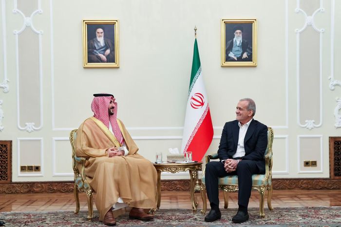 Tổng thống Iran Masoud Pezeshkian (bên phải) tiếp Bộ trưởng Quốc phòng Saudi Arabia, Hoàng tử Khalid bin Salman, tại Tehran, Iran, ngày 17/4/2025. Ảnh: Văn phòng Tổng thống Iran