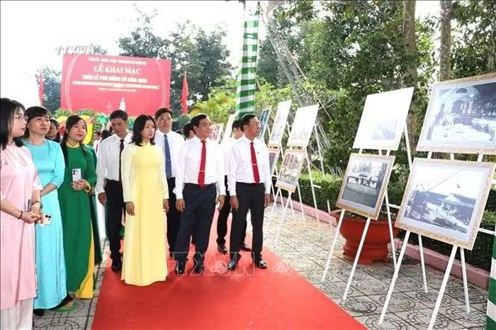 Không gian trưng bày ảnh chuyên đề “Phú Riềng đỏ - Tự hào truyền thống, khát vọng tương lai”. Ảnh: K GỬIH/TTXVN