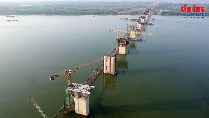 Các trụ cầu chính giữa lòng sông Hồng đang bước vào giai đoạn thi công kết cấu nhịp.
