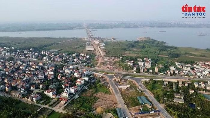 Từ khu dân cư đến bờ sông Hồng, tuyến cầu và đường dẫn đang từng bước hình thành.
