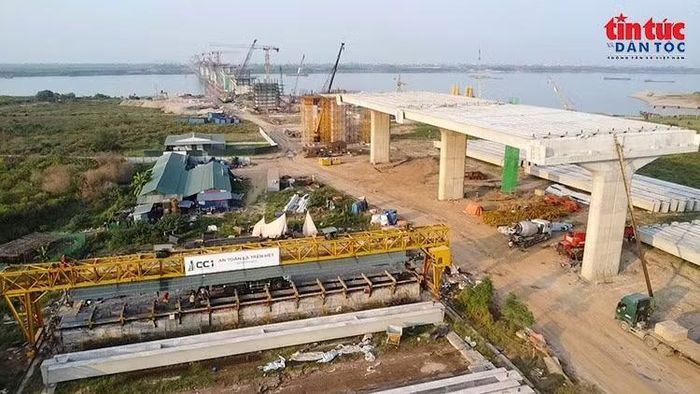 Khu vực đúc dầm và thi công cầu cạn được triển khai song song với các hạng mục cầu chính.
