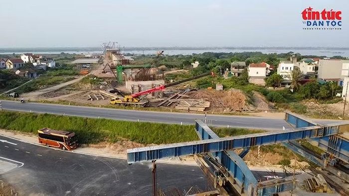 Công trường thi công cầu Hồng Hà trải dài dọc tuyến đường dẫn, kết nối về phía sông Hồng.