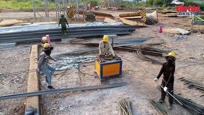 Công nhân gia công cốt thép tại công trường cầu Hồng Hà.