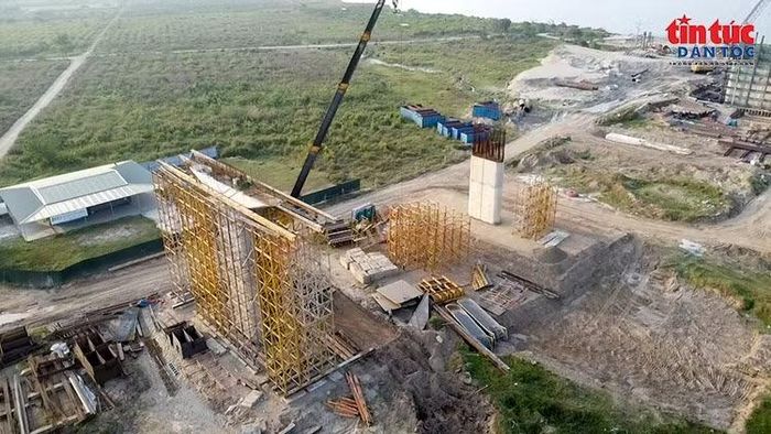 Giàn giáo, ván khuôn được lắp dựng phục vụ thi công kết cấu bê tông.