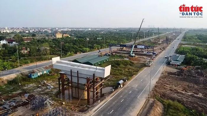 Những cấu kiện bê tông lớn được hình thành trên hệ thống trụ cầu cạn.