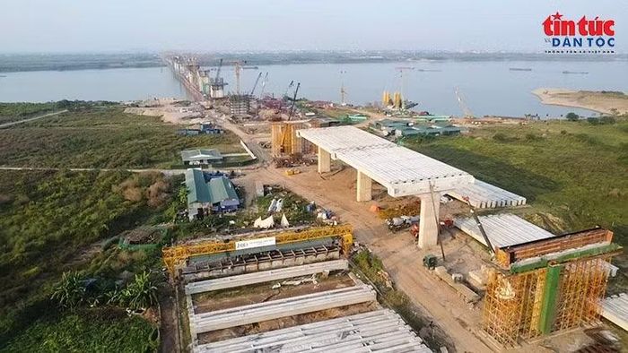 Những phiến dầm Super T đầu tiên được lắp đặt trên hệ thống trụ cầu cạn tại xã Ô Diên, Hà Nội.